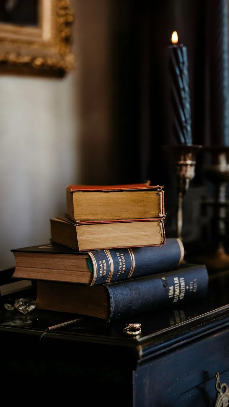 Cărți Eminescu pe raft de bibliotecă